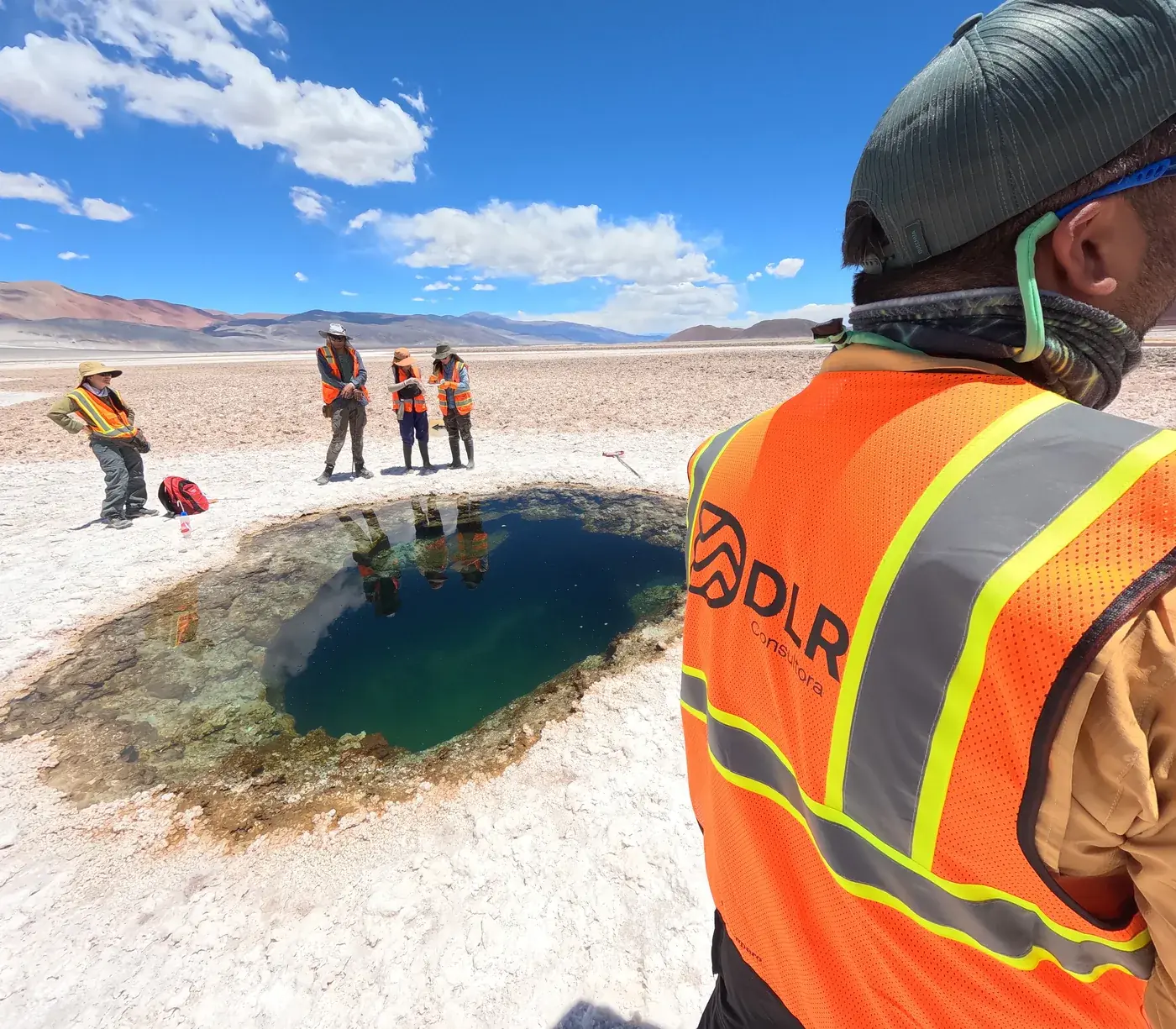 Muestreo de agua en humedal de altura - Puna argentina