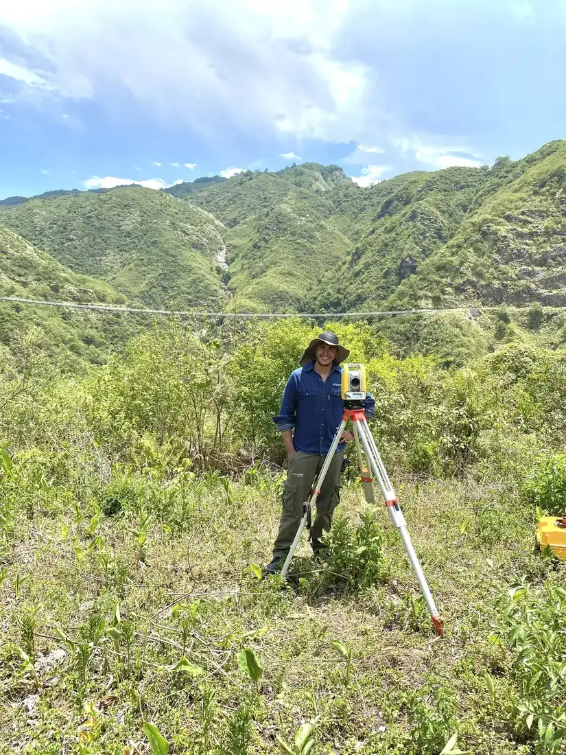 Agrimensor con equipo topográfico en campo